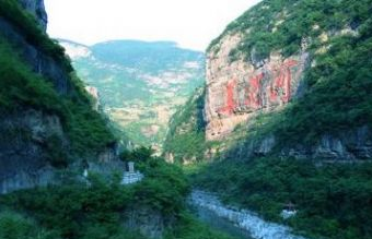 美酒河巨幅摩崖石刻在哪？美酒河巨幅摩崖石刻景点介绍