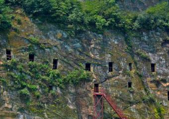 百宝寨岩屋群在哪？百宝寨岩屋群景点介绍