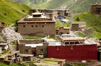 格萨尔三十大将军灵塔和达那寺在哪?格萨尔三十大将军灵塔和达那寺景点介绍