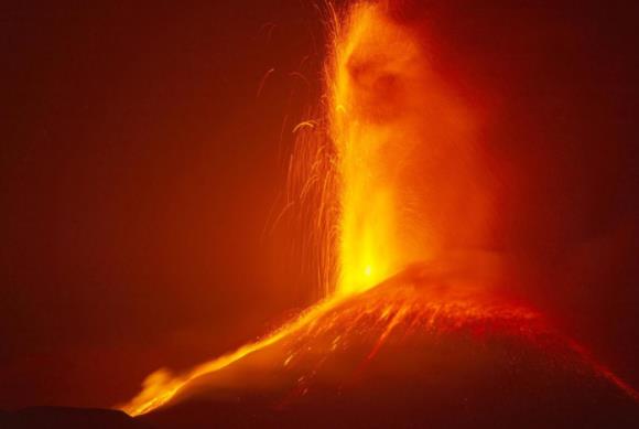 造成火山爆发的原因是什么?火山爆发后会带来哪些危害?