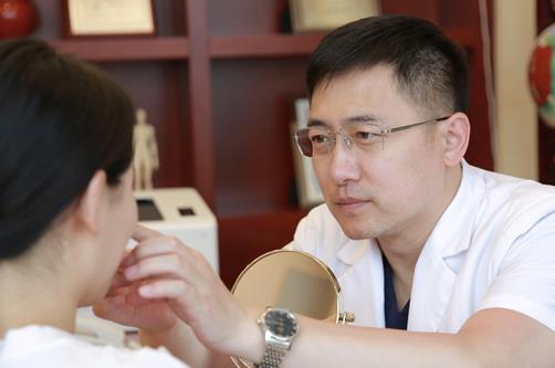 考虑做大小腿吸脂手术可以先让医生面诊在做手术——北京吸脂医生刘靖涛