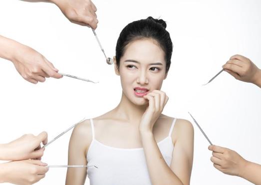 拔牙后口水要吞下去还是吐出来?拔牙后口水带血正常吗