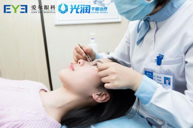 久拖不治!女白领被干眼症折磨5年之久 致眼部睑板腺萎缩