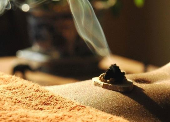 艾灸后第二天口干舌燥怎么办?艾灸治疗痔疮是要熏哪里?