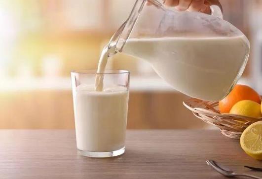 喝牛奶长痘痘是因为乳糖不耐受吗?喝牛奶长痘痘是咋回事
