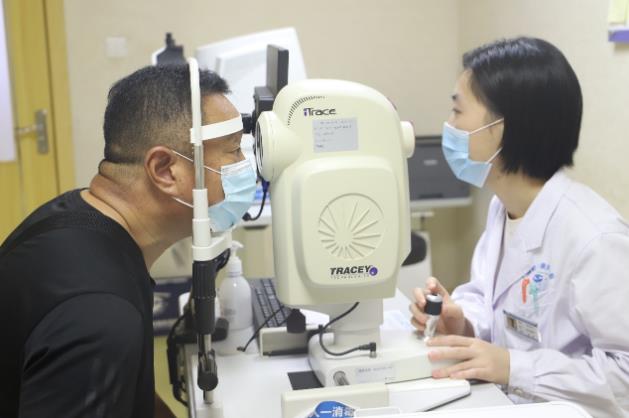 上海眼科专家化身主播,中秋佳节陪老人家共话白内障、老花那些事