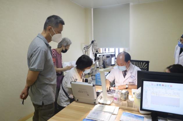 上海眼科专家化身主播,中秋佳节陪老人家共话白内障、老花那些事