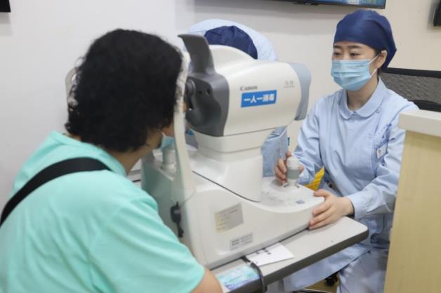 上海眼科专家化身主播,中秋佳节陪老人家共话白内障、老花那些事