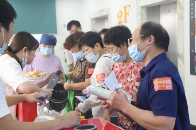上海眼科专家化身主播,中秋佳节陪老人家共话白内障、老花那些事