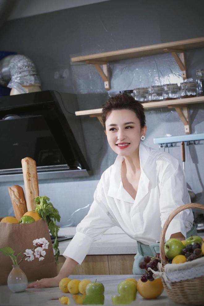 西装|方式_央视名嘴张蕾挺会打扮,短西装配衬衫优雅知性,身材比例不输